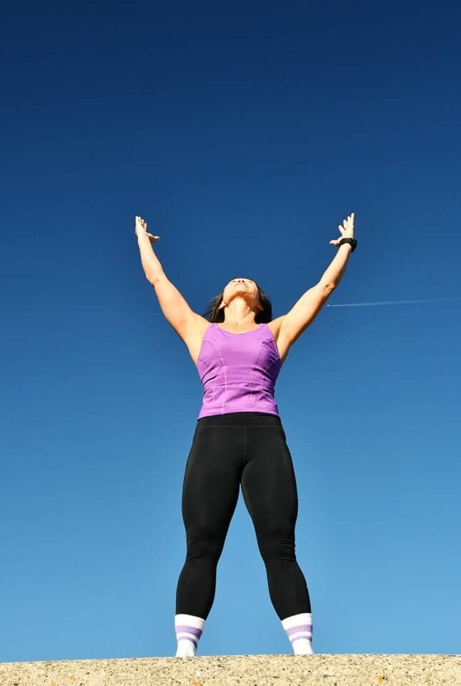 Yang streckt die Hände in den Himmel