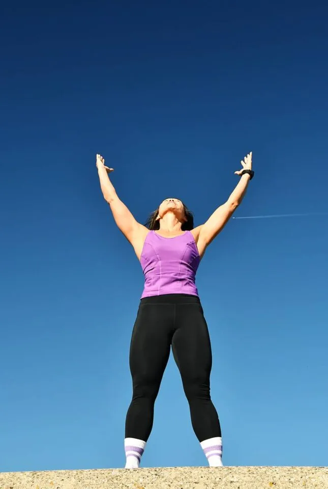 Yang streckt die Hände in den Himmel